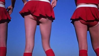 大自然的胸部啦啦队长在群交狂欢中