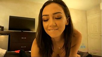 Lily Jordan,最性感的18+少女,高清地给你湿而紧致的足交