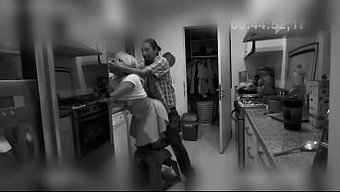 骚妹被带摄像头的猛男操翻了