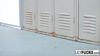 Lily的独奏自慰会话以多次高潮和惊喜结局结束