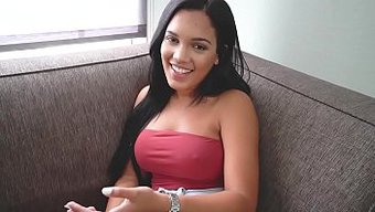 阿琳娜·贝尔的大自然乳房和粗的股被巨大的阴茎操得爽歪歪。