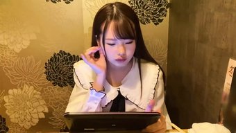 业余日本女孩口交并被狠狠地操