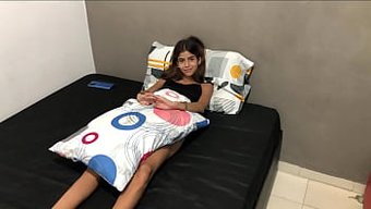 我发现我的小继妹在她的房间里自慰,我帮她并深深地操了她 - 俄罗斯色情