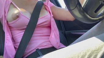 大胸的意大利熟女在开车时下车,露出她的奶子和硬挺的乳头。
