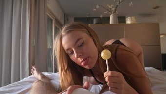 金发骚妹被操到小穴里内射,爽到飞起。