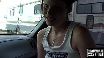 业余美丽的胖女人holly Lane在pov中吸我的黑色阴茎