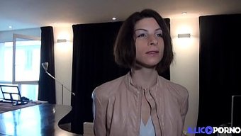 Sandrine的瘦身身材在一次性爱视频中展示出来。