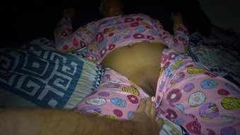 我继侄女们那无辜的睡衣无法掩盖里面那个性感的青少年,她给了我一个特别的款待。