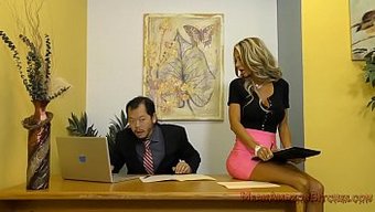 Courtney Taylor超爱肛交和大屁股,和她自己玩的一样刺激。