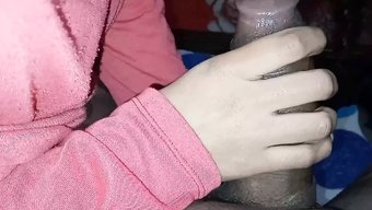 穿着天然内衣的18岁少女得到了口交和中出。