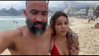 她在海滩上发骚,我把她的屁股砸了。