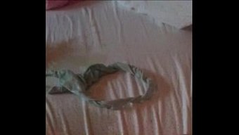 自慰和女性射精:Emma的独奏视频