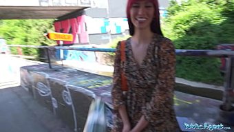 一个漂亮的脸蛋和大屁股的熟女在公共场合被操