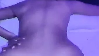 在这个业余视频中,从后面观看这个印度业余选手。
