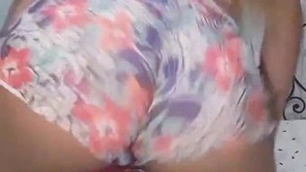 观看性感的pozzi在狂野音乐下跳舞