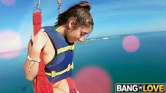 业余美女kira Perez在高清视频中得到了丰满的阴茎