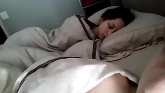 热的棕发和金发少女在网络摄像头前一起自慰 - 棕发美女