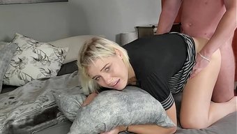 一个金发女郎第一次被操屁股,非常痛苦,各种姿势都有。