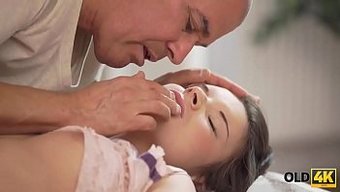 少女(18+)在高清中给老男人口交