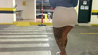 偷者在公共场合抓住熟女喷射