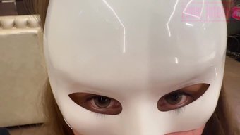 一个年轻而精力充沛的女人,棕色皮肤,作为牛奶提取器工作。