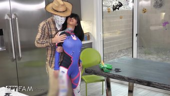 亚洲继兄弟穿着伪装在厨房里被继妹子内射