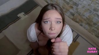 射在我的嘴里:俄罗斯美女的口交狂热