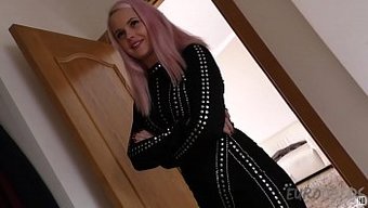 令人惊叹的瘦小立陶宛模特simona在派对前快速口交。