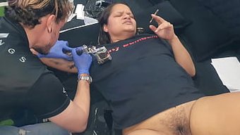 Paty Bumbum的纹身恋物在这个真正的业余视频中变得更加生动