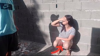 穿着内衣的拉丁美女参与了一个内裤秀