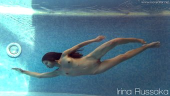 18岁的棕发美女stefanie Moon在公共场合展示她的小胸部和紧致的身材。