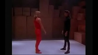 Ryona和corinna Everson在一个蒸汽的fbb战斗场景中