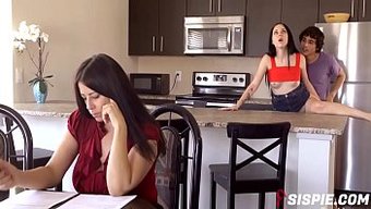 Bambi Black的大股和乳房在骑乘姿势下被操