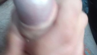 汽车修理工在车里打手枪
