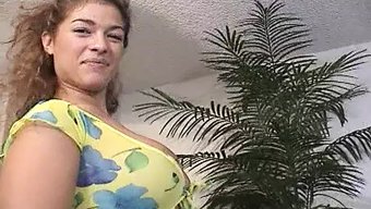 少女业余爱好者在pov风格下享受惊人的口交