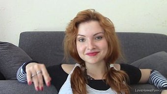红发美女在独奏自慰视频中挑逗和取悦