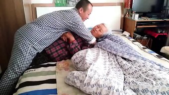 亚洲奶奶和年轻女子参与自制性活动