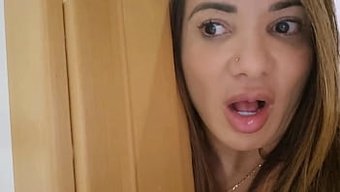 在浴室里与一个惊艳的拉丁少女的火辣邂逅