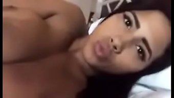 莫妮卡和辣妹在另一个性感场景中。