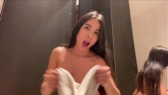 在商店试衣间里和一个金发少女的公共恋物场景。