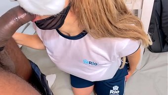 来自里约的学生将她的屁股交给了学校的一位已婚教师,这是一种可耻的行为。