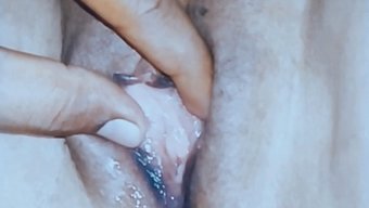 小胸部的少女在自制视频中被操她的紧致阴道