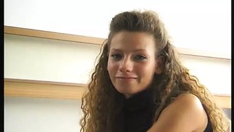 18+少女在摄像头前亲吻和自慰
