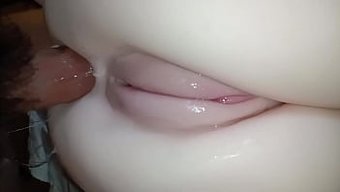 享受插入我情人的股到我的嘴里的感觉