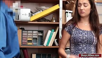 Lily用激情的口交满足了一个阳具丰满的lp