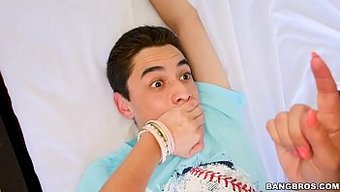 观看一位成熟的继母口交并被年轻男孩操
