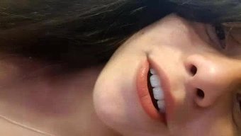 女孩在床上自慰:满足你的性欲望的快速解决方案