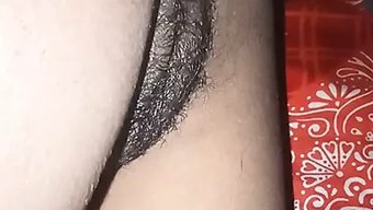 18岁的印度少女tina Ki Chudai让她的紧致阴道被操