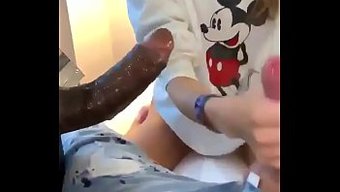 热的妻子琳达为她的情人提供口交和拳头的快感