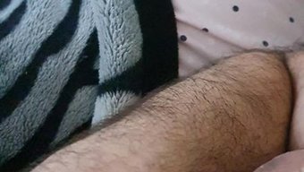 一位黎巴嫩的乳头从她的衫里弹出来,准备好做爱